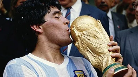 梅西帽子戏法惊艳，美如画射门围观众，成敌方“偶像”追逐者